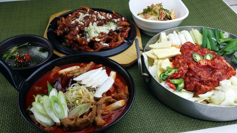 닭갈비 닭발.JPG(99144 bytes)